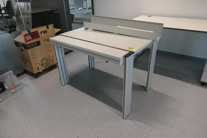 ELABO - Arbeitsstisch mit EPA-Tsichplatte Maße in cm ca. 110 x 90 x 76
